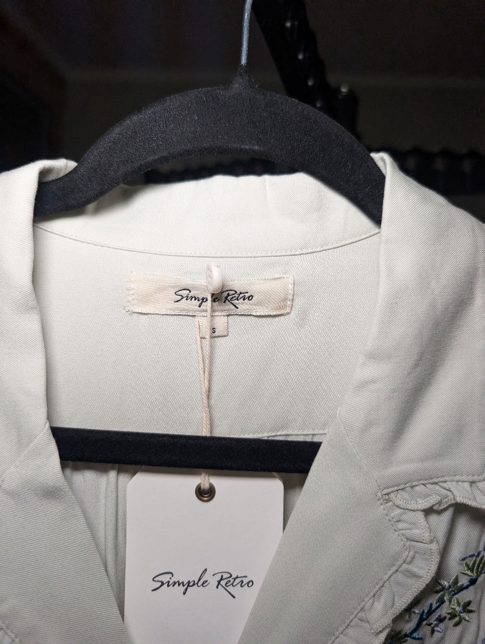 Simple Retro Button-Front Blouse with Blue Floral Embroidery - Picture 6 of 7